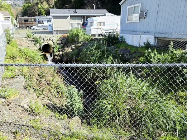 16219 LOWER HARBOR RD #18, Brookings, OR 97415