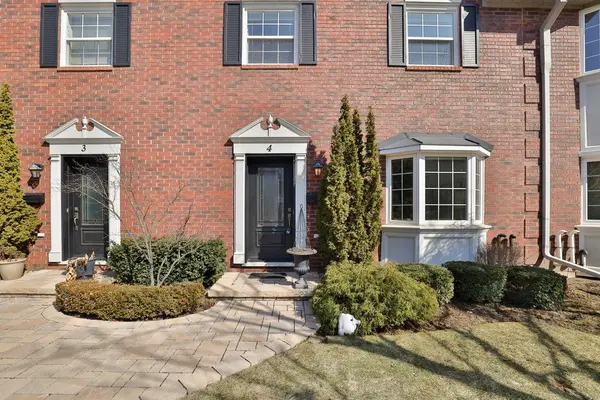 2407 Woodward AVE #4, Burlington, ON L7R 4J2