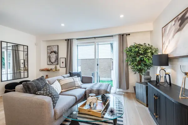 22 Woodman DR N, Hamilton, ON L8H 2M5