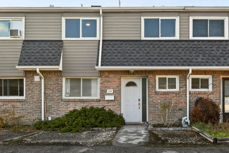 2050 Upper Middle RD #69, Burlington, ON L7P 3R9