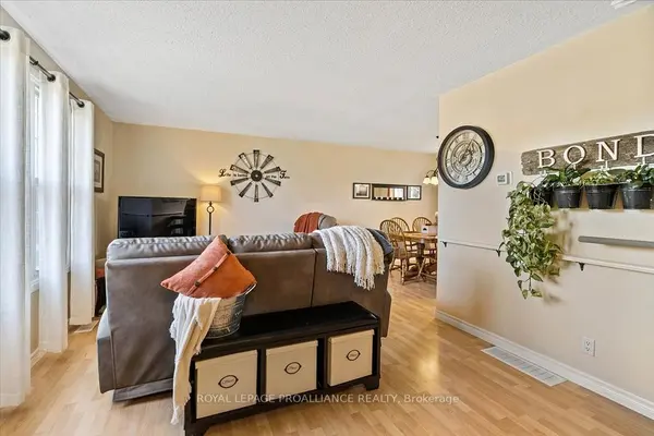 16 Centre CT, Quinte West, ON K0K 2C0