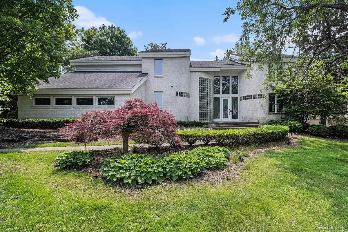 1002 Coldspring DR, Northville, MI 48167