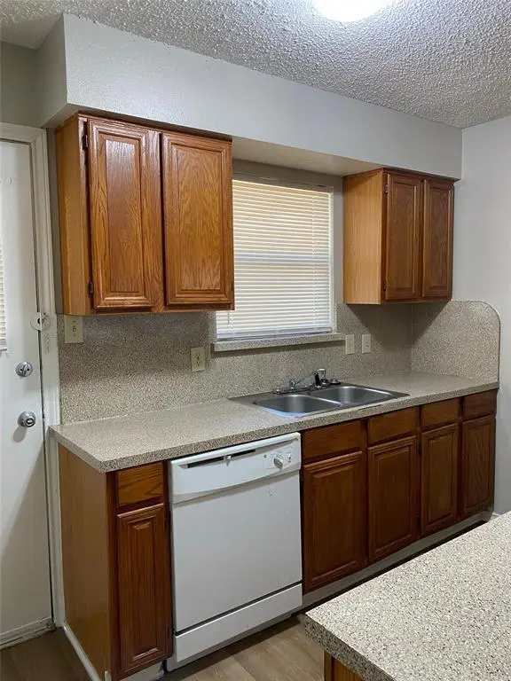 1112 Valley View Drive, Glenn Heights, TX 75154