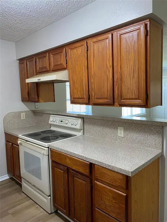 1112 Valley View Drive, Glenn Heights, TX 75154