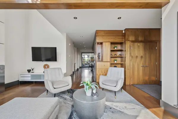 2217 17 ST SW, Calgary, AB T2T 4M7