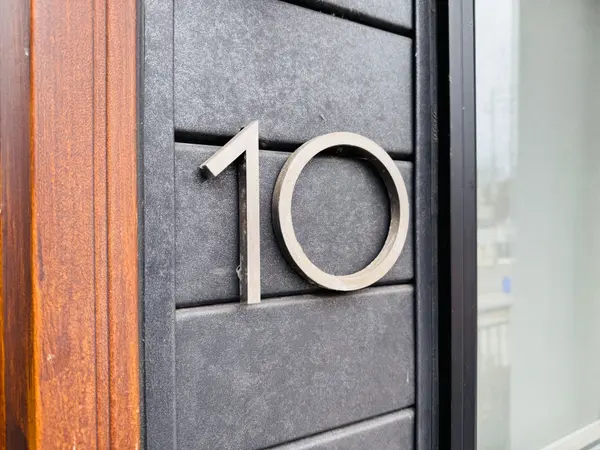 39 Robinson ST N #10, Grimsby, ON L3M 3C8