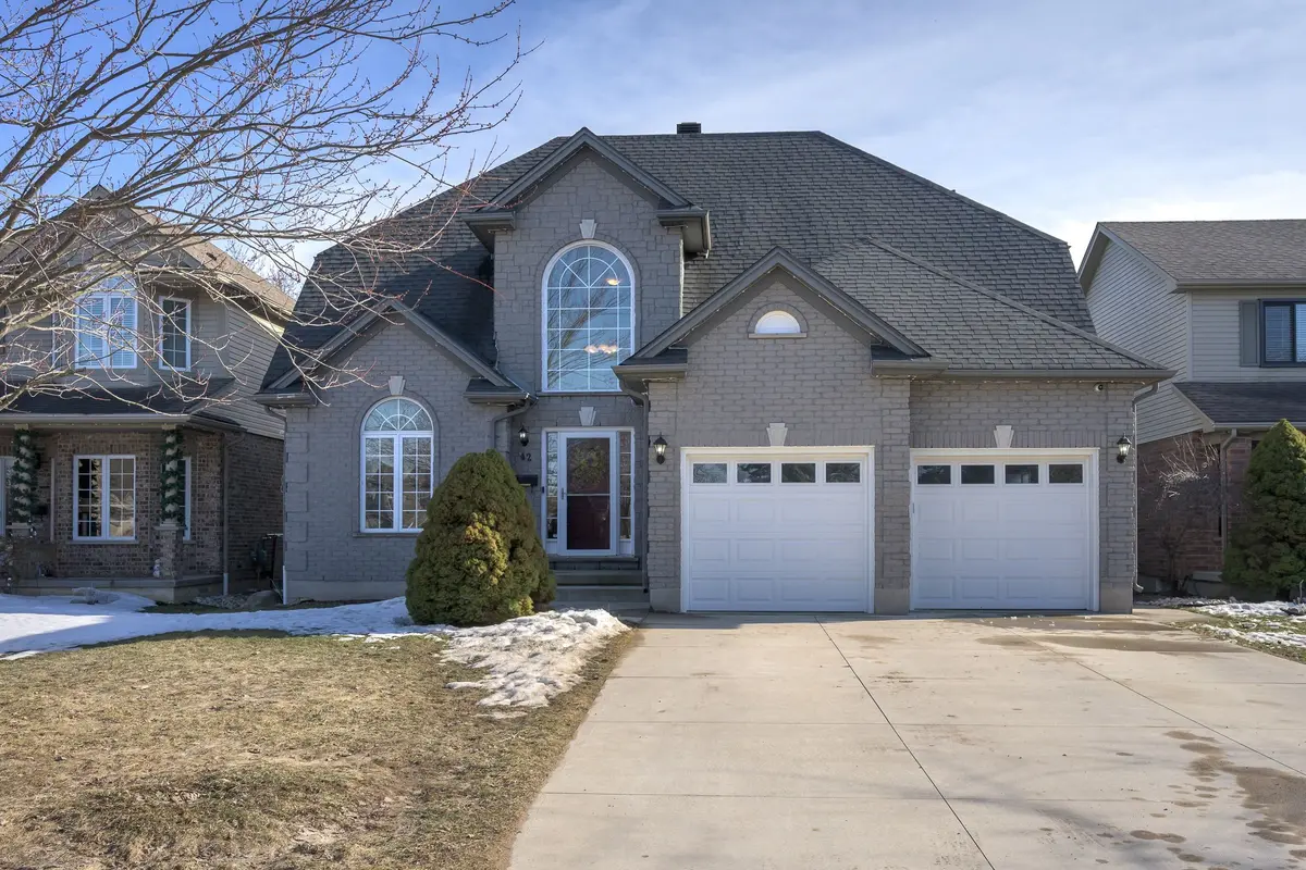 42 Oakmont GDNS, Middlesex Centre, ON N0M 2A0