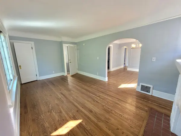 1146 Lakepointe ST, Grosse Pointe Park, MI 48230