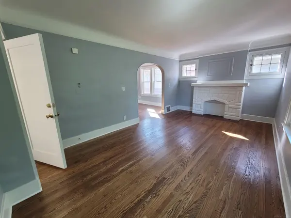 1146 Lakepointe ST, Grosse Pointe Park, MI 48230