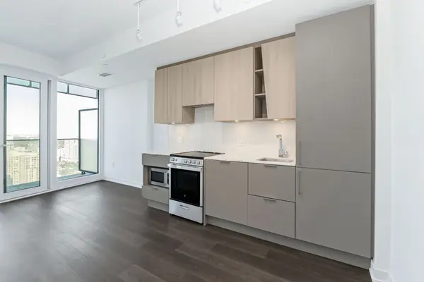 3900 Confederation Pkwy #3911, Mississauga, ON L5B 0M3