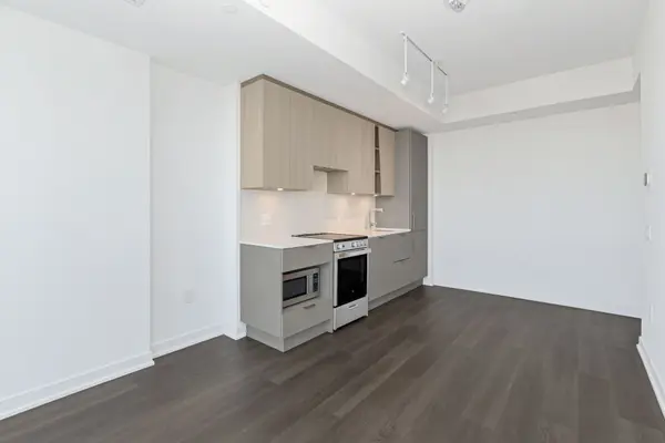 3900 Confederation Pkwy #3911, Mississauga, ON L5B 0M3