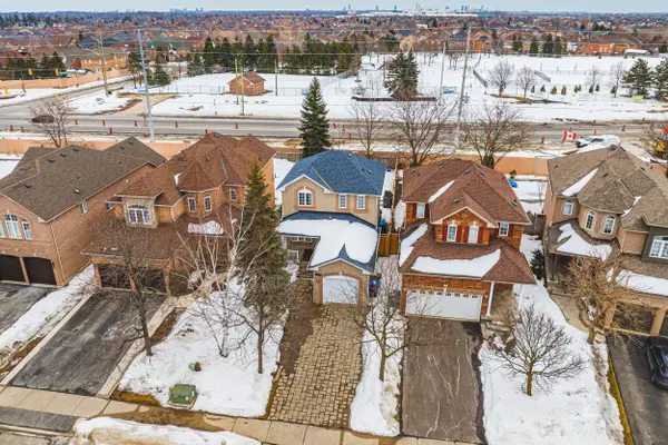 16 Twin Willow CRES, Brampton, ON L7A 1K1