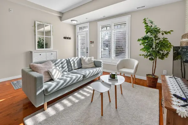 49 Ontario ST #11, Grimsby, ON L3M 3H2