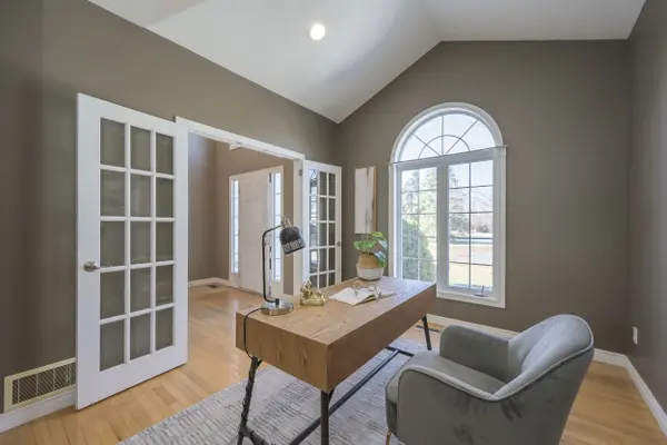 42 Oakmont GDNS, Middlesex Centre, ON N0M 2A0