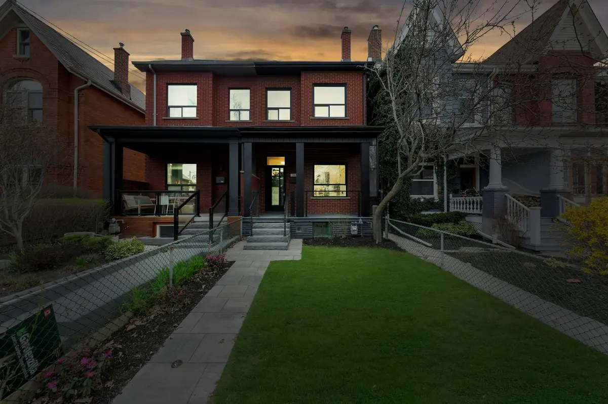 388 Crawford ST, Toronto C01, ON M6J 2V9