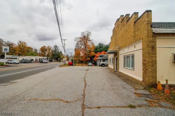 8 Main St, Ogdensburg Boro, NJ 07439