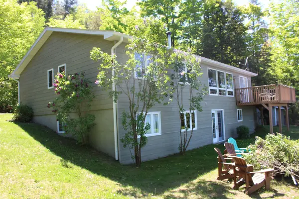 994 Kamaniskeg Lake RD, Hastings Highlands, ON K0J 1L0