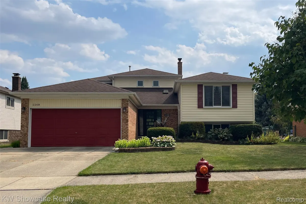 2268 Academy DR, Troy, MI 48083