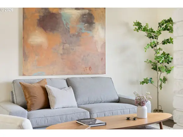 9216 SE MARKET ST, Portland, OR 97216