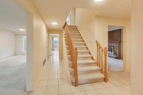 2436 Folkway DR, Mississauga, ON L5L 3N3