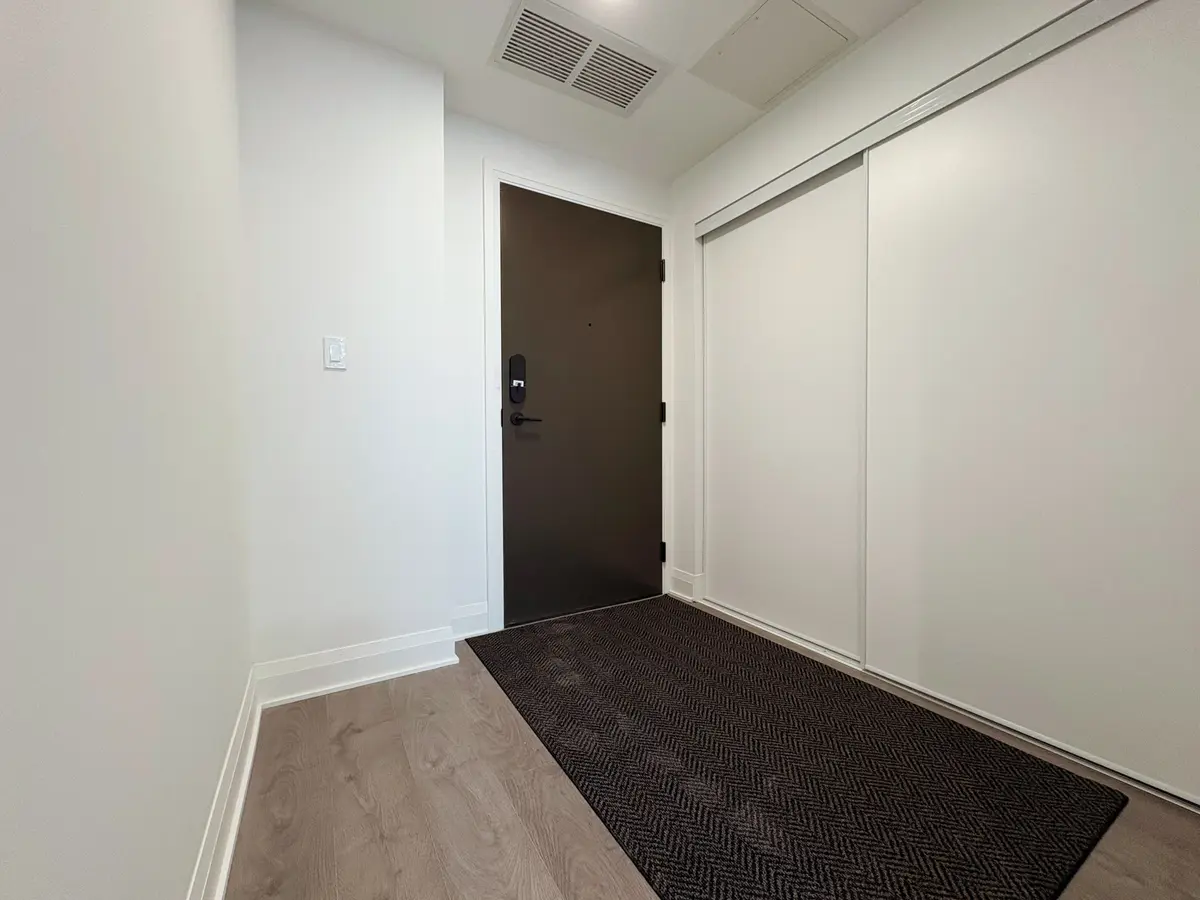 2 Erskine RD #2210, Mississauga, ON L5B 0S1