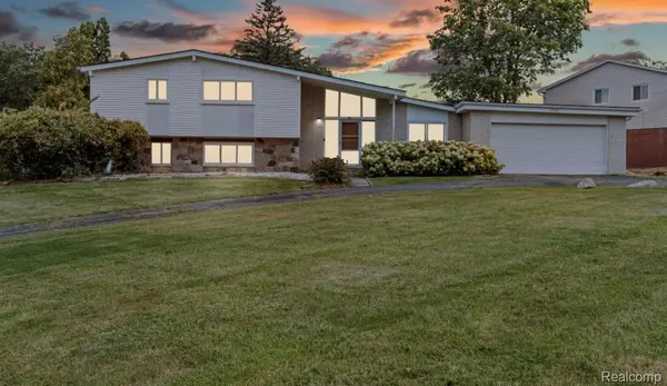 5590 Pembury, West Bloomfield Charter Township, MI 48322