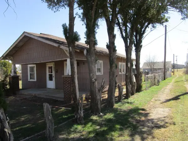 106 E Magnolia Avenue, Electra, TX 76360