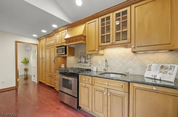 72 Meadowbrook Rd, Millburn Twp., NJ 07078