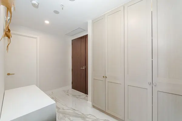 180 University AVE #2705, Toronto C01, ON M5H 0A2