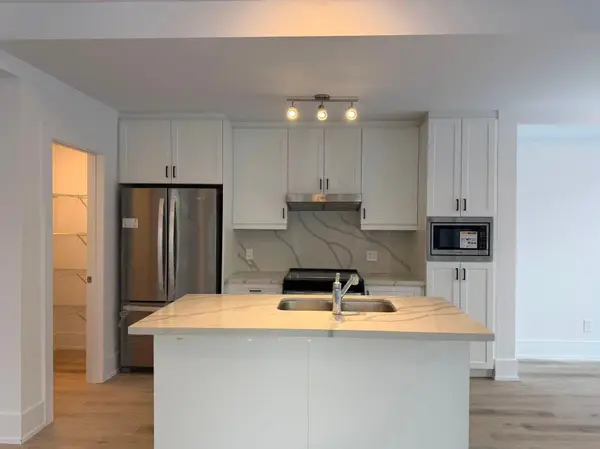 11 Kerns LN, Richmond Hill, ON L4E 1M1