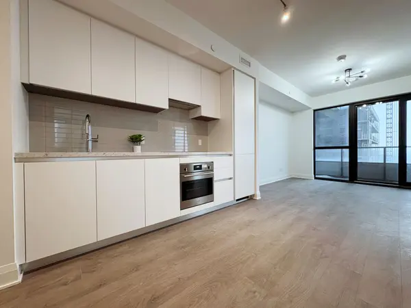 2 Erskine RD #2210, Mississauga, ON L5B 0S1