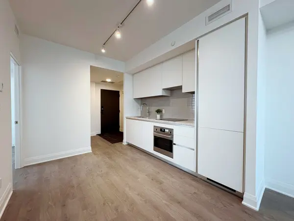 2 Erskine RD #2210, Mississauga, ON L5B 0S1