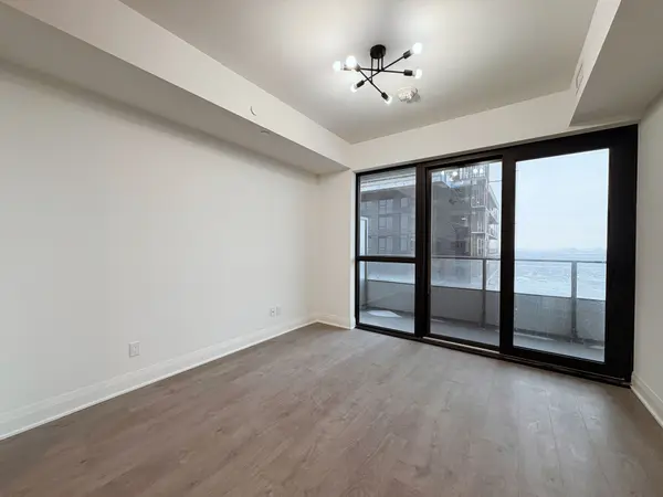 2 Erskine RD #2210, Mississauga, ON L5B 0S1