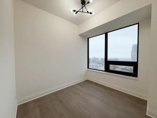 2 Erskine RD #2210, Mississauga, ON L5B 0S1