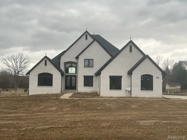 01 Bur Oak LN, Oakland Charter Township, MI 48363