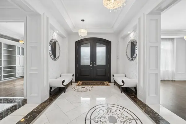 8 Thornhill AVE, Vaughan, ON L4J 1J4