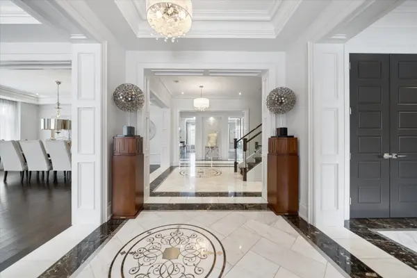 8 Thornhill AVE, Vaughan, ON L4J 1J4