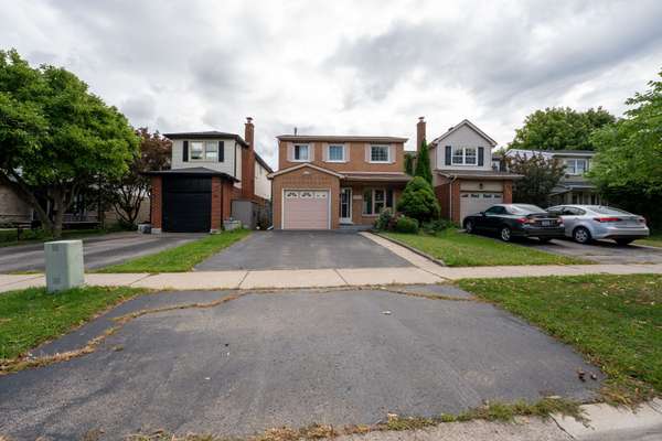 2247 Silverbirch CT, Burlington, ON L7M 3H4