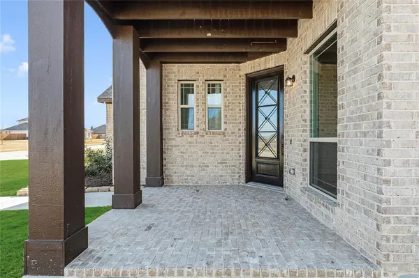 683 Crystal Lake Lane, Red Oak, TX 75154