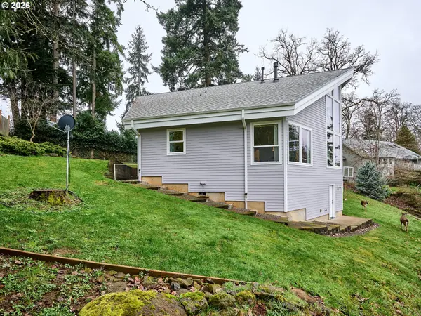 301 EDGEWOOD DR, Silverton, OR 97381