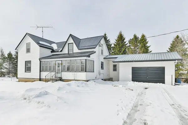 1172 Salem RD, Prince Edward County, ON K0K 1T0