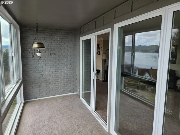 290 N 3RD CT #1, Coos Bay, OR 97420