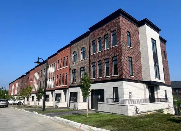 2 Chestnut CT, Aurora, ON L4G 4A4