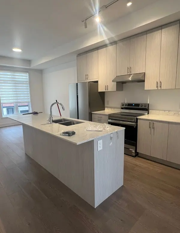 2 Chestnut CT, Aurora, ON L4G 4A4