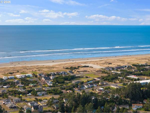 31302 J PL, Ocean Park, WA 98640