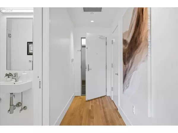 Portland, OR 97209,937 NW GLISAN ST #435