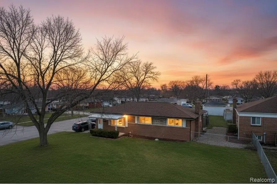 32960 Oakview DR, Warren, MI 48092