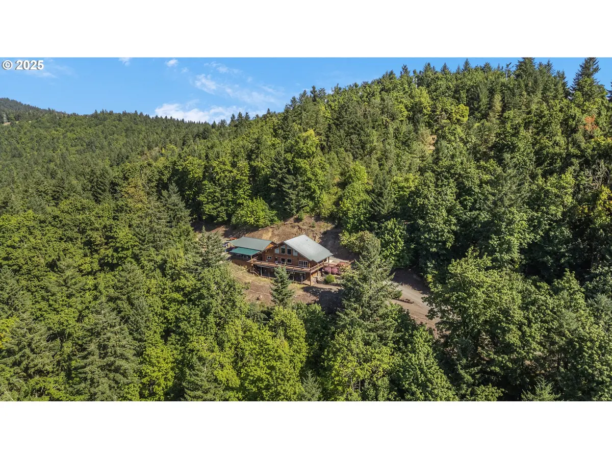 89112 Skyhigh DR, Springfield, OR 97477