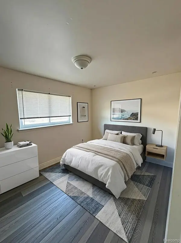 32960 Oakview DR, Warren, MI 48092