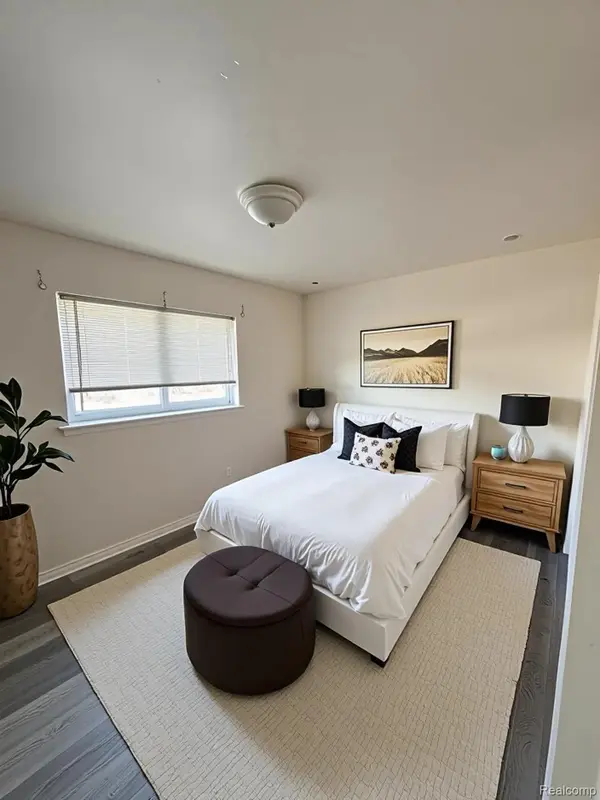 32960 Oakview DR, Warren, MI 48092